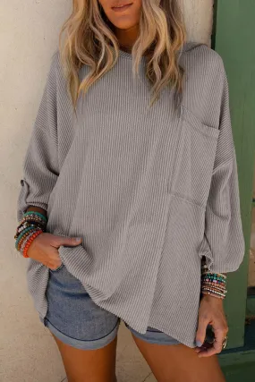 Haut oversize gris ctelé à manches retroussées et poche poitrine